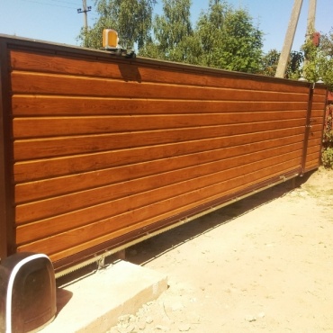 Ворота откатные въездные отделка под дерево 2750x2500