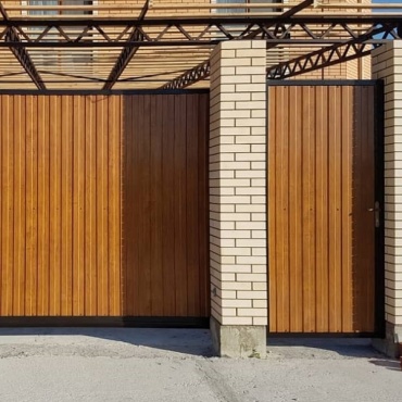 Консольные ворота откатные сэндвич-панель под дерево 2750x2000