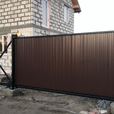 Откатные ворота с профнастилом с автоматикой 3300x2300